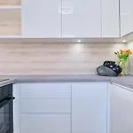 Queen Apartment *