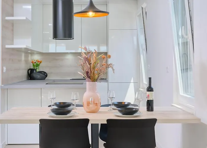 Queen Apartment *