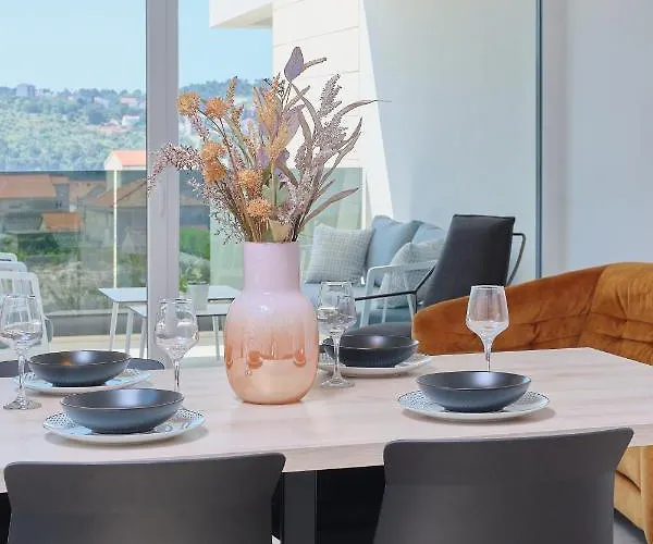 Queen Apartment *
